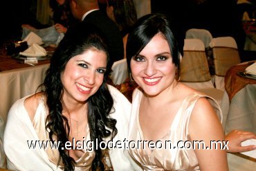 16112007
Érika de Lira y Nazhle de Hadad en reciente banquete nupcial.