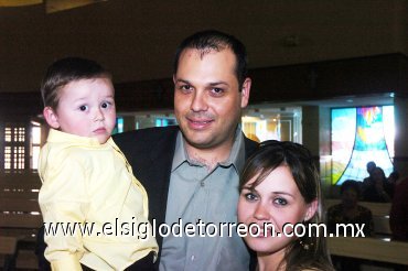 16112007
Javier Alarcón, Sandra Rivas de Alarcón y el pequeño Javier Alarcón Rivas.