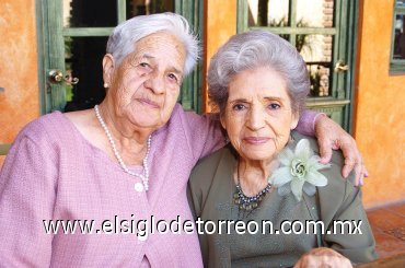 17112007
Doña Flora de García junto a Elena Carlos.