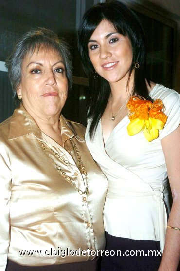 18112007
La agasajada con su mamá María Olga Escobedo Almeida.