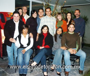 18112007
Sofía Rodríguez y Ronni E. Treviño acompañados de un grupo de amigos en una de las despedidas de solteros que les fue organizada.