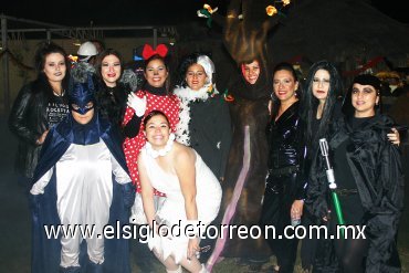 18112007
Jesús Quiñones festejó su cumpleaños con una reunión de disfraces a la que asistieron sus familiares y amigos.