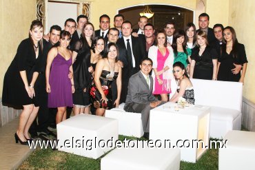 18112007
José González Jaidar y María Fernanda Garay Ortiz acompañados de familiares y amistades en su celebración matrimonial.