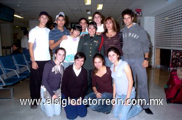 18112007
Mari Tere Mc Govern llegó de la Academia Militar de Roswell y fue recibida por su mamá María Luisa Chávez y un grupo de amigos.