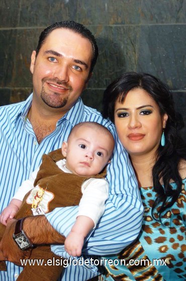 18112007
Alfredito acompañado de sus papás Alfredo Villanueva Beltrán del Río y Mónica Vélazquez de Villanueva.