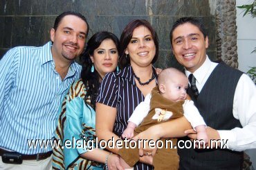 18112007
Alfredo Villanueva, Mónica de Villanueva, Marlon Domínguez y Laura García, junto al agasajado.
