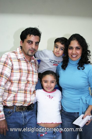 18112007
El festejado acompañado de sus papás Jorge Alberto García y Leticia Rivera de García, y su hermanita Ana Sofía.
