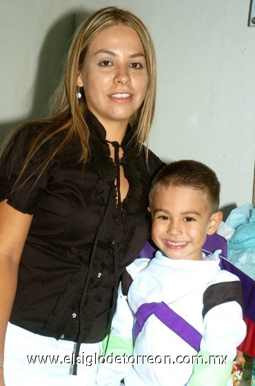 18112007
Emiliano Salaiz Rodríguez con su mamá Sandra Rodríguez Sánchez, en su fiesta de tercer cumpleaños.