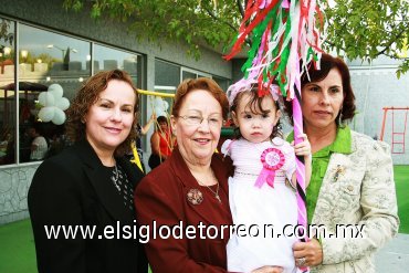 18112007
La festejada en compañía de su abuelita Aglavena Ancira de Martínez y de sus tías Ninfa Martínez y Cony de Cortázar.