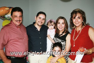 18112007
La pequeña Monserrat junto a sus papás Édgar Martínez Ancira y Lulú Ramos de Martínez; sus abuelitos Humberto Ramos y Lourdes de Ramos; y su primo Eduardo Ramos.