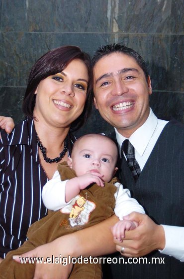 18112007
Marlon Domínguez Contreras y Laura García Robles padrinos del pequeño festejado.