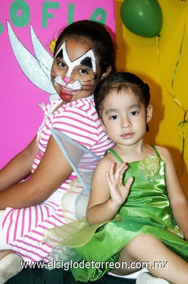18112007
Nadia Mariana Medrano acompaña a su hermanita Sofía Natalia en su fiesta de tercer cumpleaños.