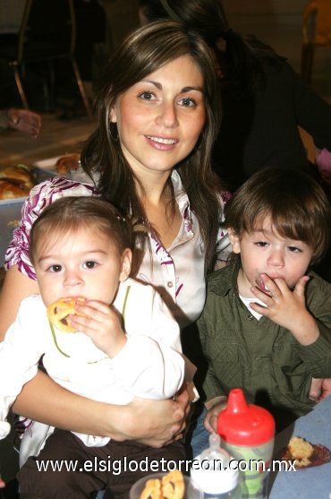 18112007
Valeria Garza con sus hijos Ricardo y Joanna asistieron a una fiesta de cumpleaños.