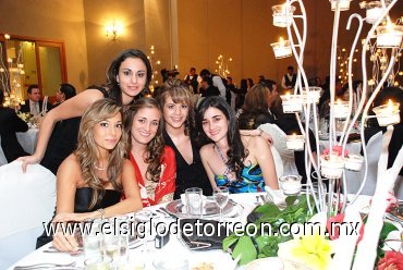 18112007
Lorena Garza, Montse Catalán, Carmen Santibáñez, Silvia Plata y Lorena Santibáñez.