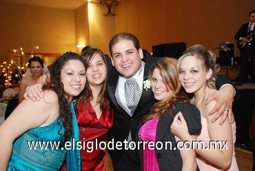 18112007
Ronnie Treviño, acompañado de sus familiares Angelina Polvere, Jaqui Menchaca, Jesy Treviño y Jéssica Treviño.