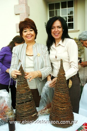 22112007
Lupita de Lara y Yanira de Zarzar del Club de Jardinería Gardenia en una plática de diseño floral.
