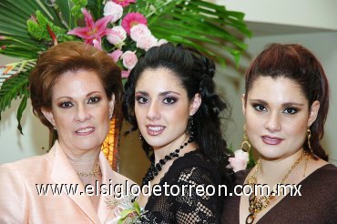 22112007
Aurora Humphrey junto a sus hijas Annie y Kelly Jaik Humphrey.