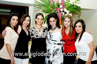 22112007
La futura novia acompañada por Cristy Abularach, Cecy Aizcorbe, Clara Martínez, Blanca Álvarez y Mony Licera.