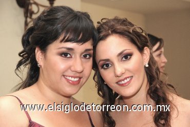 19112007
La futura novia acompañada de su hermana.