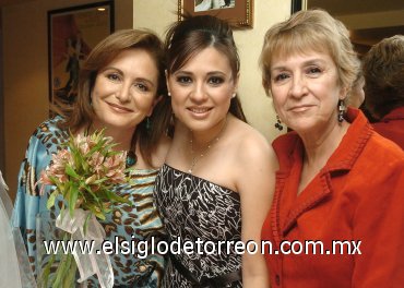 20112007
Marcela acompañda de las señoras Lety Olvera y Magaly Villarreal de Ollervides.