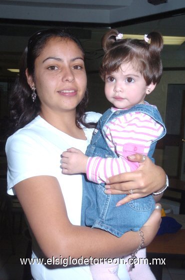 19102007
Ivonne Ruvalcaba con su hija Natasha Romo Ruvalcaba, en pasado festejo infantil.