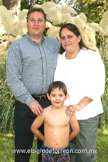 19102007
Javier y sus padrinos Baby Schott de Rodríguez y Gustavo Rodríguez.