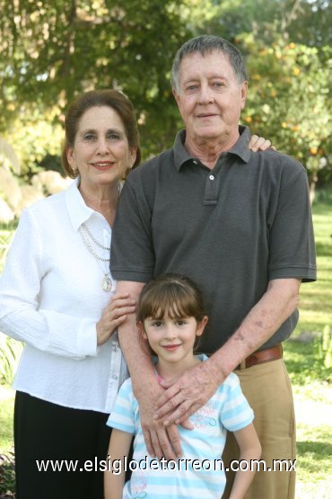 19102007
Priscila celebró su octavo cumpleaños en la compañía de sus abuelitos Alejandra Haces Gil de Schott y Otto Schott.