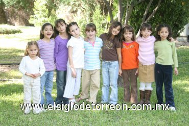 19102007
Priscila de la Peña Schott rodeada de sus amigas Lucía, Amira, Paulina, Daniela, Diana, Andrea, Mary Ángel y Mary Fer.