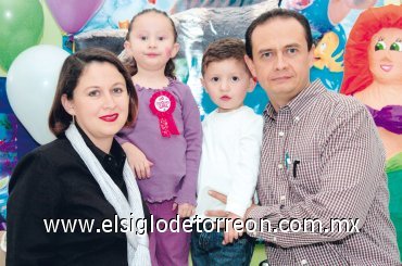 19102007
Valeria Casale Valenzuela en su fiesta de cuatro años, acompañada de sus papás Lorena Valenzuela y  Eduardo Casale, y de su hermanito Eduardo.