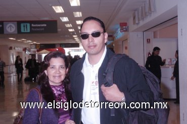 20112007
Jorge Rivera llegó desde la Ciudad de México y lo recibió Reyna de Rivera.