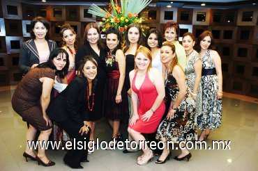 23112007
Alejandra acompañada por algunas de las asistentes a su despedida de soltera.