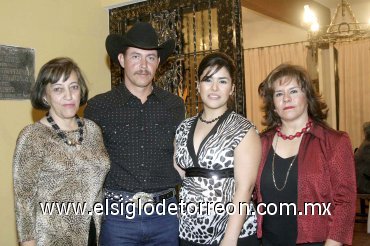 24112007
Jaime Berumen González y María Irene Ávila Ortiz en la despedida de solteros que les fue organizada por Irene Ortiz Ortiz y Angelines de Berumen.