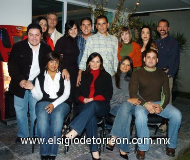 18112007
Sofía Rodríguez y Ronni E. Treviño acompañados de un grupo de amigos en una de las despedidas de solteros que les fue organizada