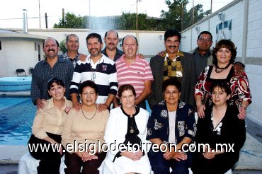 25112007
La festejada acompañada de sus hijos Jesús, José, Magdalena, Damián, Cosme, Armando, Norma, Guadalupe, Manuela, Josefina, Juan y Víctor Reyes Sánchez.