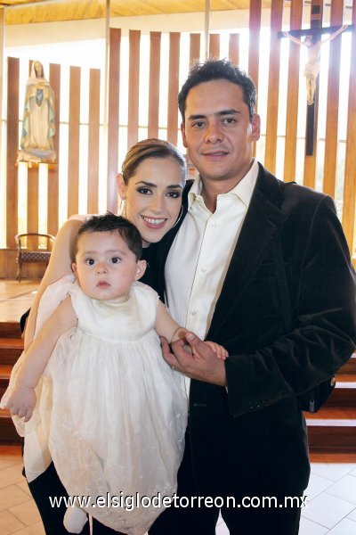 María Cecilia Vidaña de Gómez y Juan José Gómez Torres con su hijo Juan José.