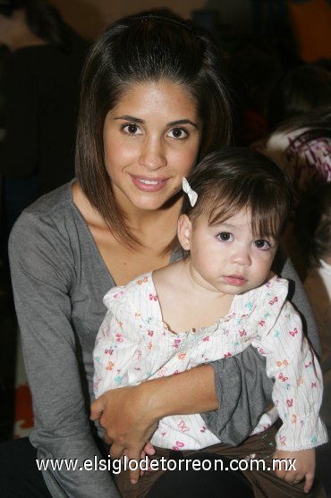 23112007
Marifer Nahle y Luzma Herrera captadas en un festejo de cumpleaños.
