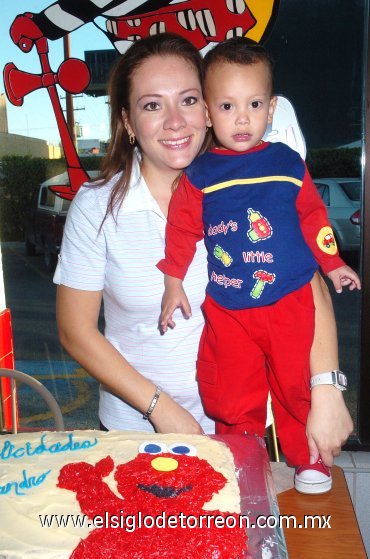 24112007
Lisette Morales acompaña a su hijo Alejandro Sotomayor Morales, en el festejo de su segundo cumpleaños.