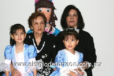 24112007
Marcela Alejandra y Ana Sofía Campos Frías, en su reciente cumpleaños acompañadas por sus abuelitas Odila López de Campos y María del Socorro de la Rosa de Frías