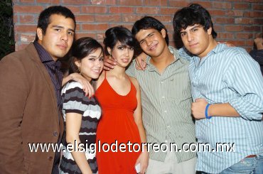 23112007
Bedía Tovalín en su cumpleaños acompañada de Chava Alvarado, Ana Lucía Soto, Eduardo Tovalín y Eugenio.