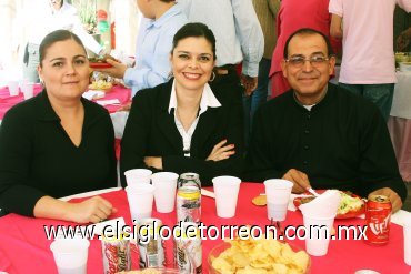 24112007
Lorena de Piña, Cecy de González y el padre Arturo Macías Pedroza asistieron a reciente inauguración en la ciudad de Gómez Palacio, Dgo,