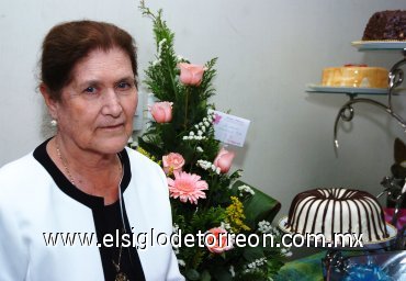 25112007
Leonor Sánchez Sánchez celebró sus 81 años de vida con un alegre convivio organizado por sus hijos.