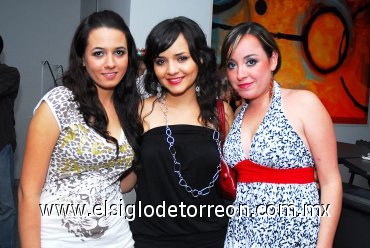 25112007
Marros Zermeño, Dayis Anaya y Cyndi López, se divirtieron en conocida disco.