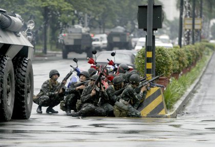 Treinta personas, que vestían ropas civiles, prestaron apoyo desde el exterior a los rebeldes.