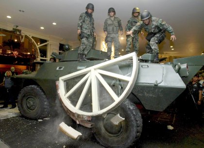 Los dos líderes rebeldes y su grupo de soldados se atrincheraron en el hotel después de marchar por las principales calles de Makati, en las que en ocasiones gritaron consignas mediante las que pedían a la gente que retirara su apoyo a la presidenta filipina.