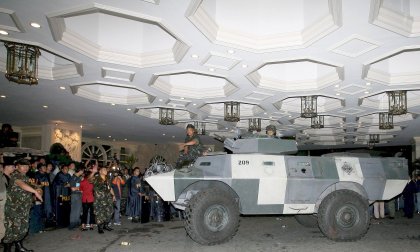 Un vehículo blindado derribó la puerta principal y el humo de los gases lacrimógenos disparados por las fuerzas especiales se extendieron por amplio el vestíbulo del hotel.