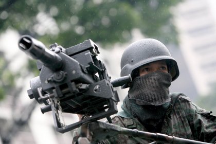 Después de casi siete horas de desafío, el grupo de renegados encabezado por el senador y ex oficial del Ejército, Antonio Trillanes, y el general Danilo Lim, se rindió a las tropas que irrumpieron en el lujoso establecimiento hotelero.