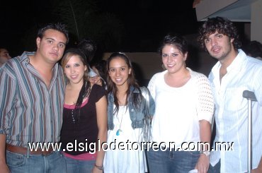 26112007
Berenice Cepeda, Diana Nahle, Andrea Arriola y Braulio Rodríguez con Salvador.