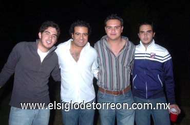 26112007
Checo Muñoz, Rodrigo Ruiz y Jesús Ortiz acompañaron a Salvador Sánchez en la fiesta organizada por su cumpleaños.