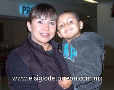26112007
Ana Lucía Villanueva y Jaimito Villalobos viajaron a la Ciudad de México.