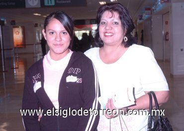 26112007
Mayela Salas despidió a Gabriela Barraza, quien viajó a Tijuana.